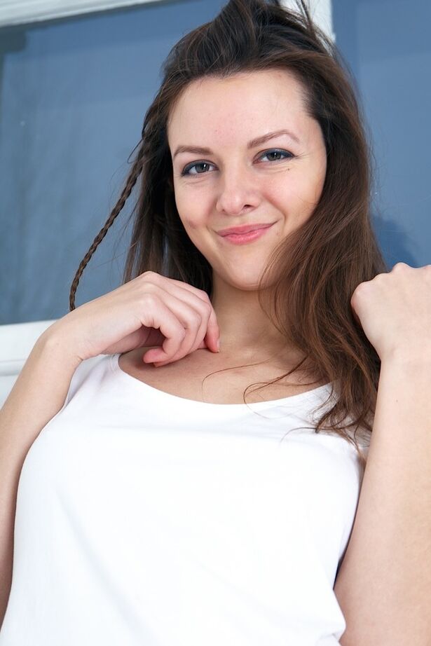 16P Das sexy Teenie-Mädchen Releena zieht das Baumwollhöschen aus, um ihre feuchte Muschi zu fingern