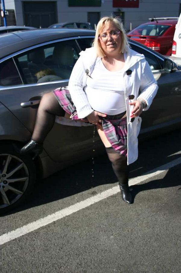 19P Obese blonde Lexie Cummings sports a butt plug while pissing in a parking lot