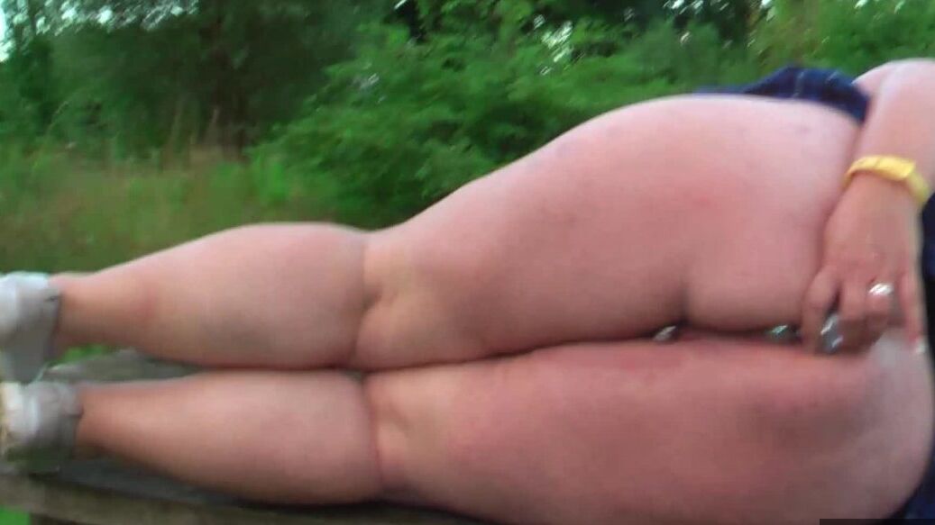 20P Rubia BBW Lexie Cummings luce un plug anal mientras muestra su coño perforado