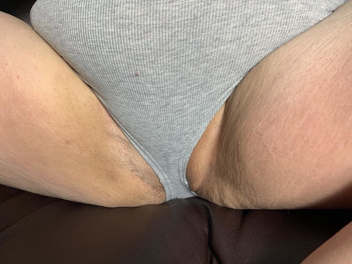 20P Obesa amateur Sexy NE BBW muestra su gran culo después de abrir su coño