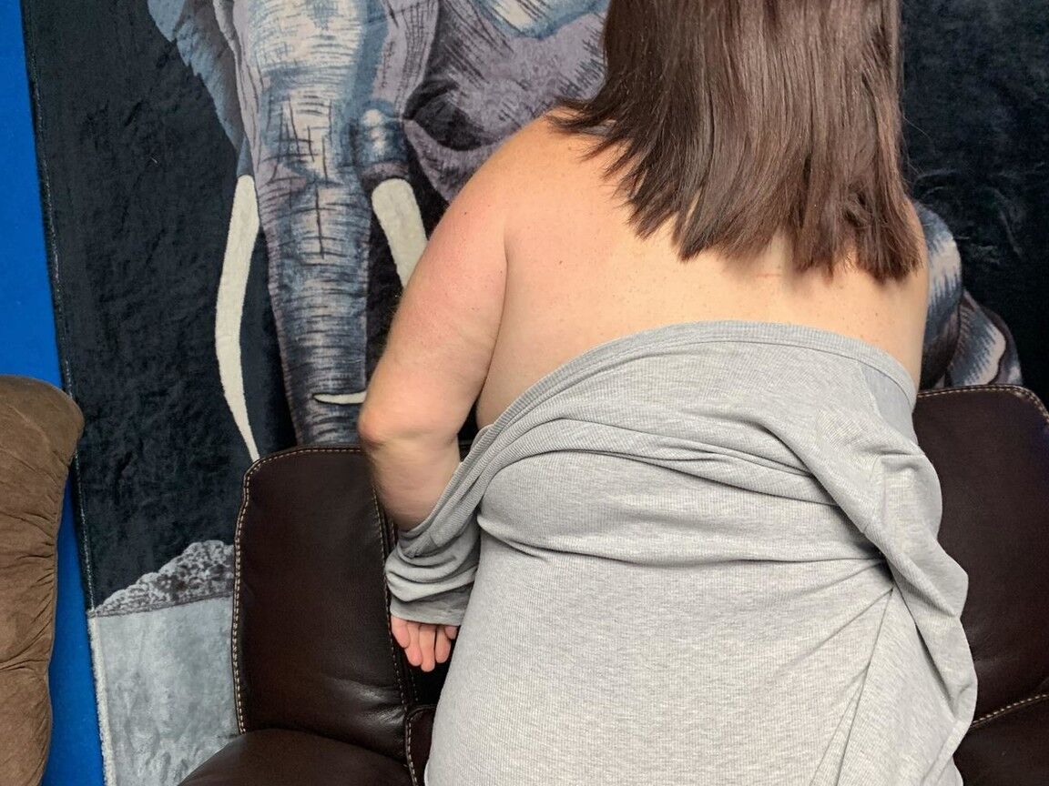 20P Obesa amateur Sexy NE BBW muestra su gran culo después de abrir su coño