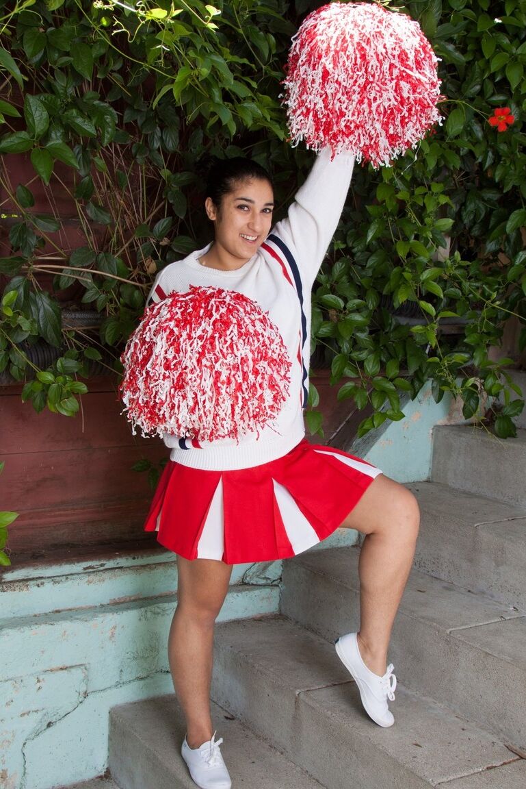 16P Une pom-pom girl latina sexy se déshabille en extérieur pour montrer ses aisselles poilues