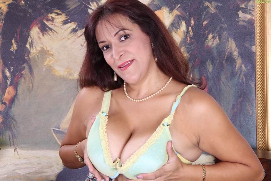 16P Esta zorra madura es una nena muy sexy a la que le encanta enseñar las tetas