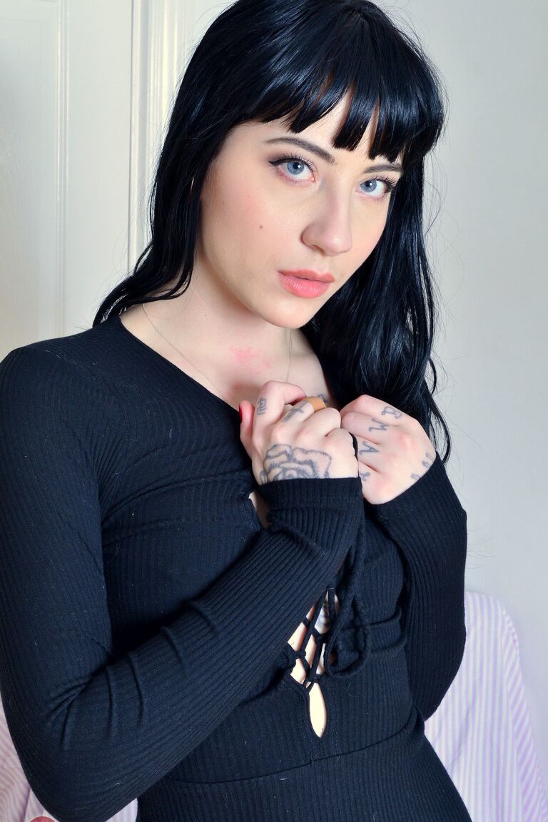 21P Charlotte Sartre, une fille aux cheveux corbeau, dévoile son corps tatoué et ses trous roses