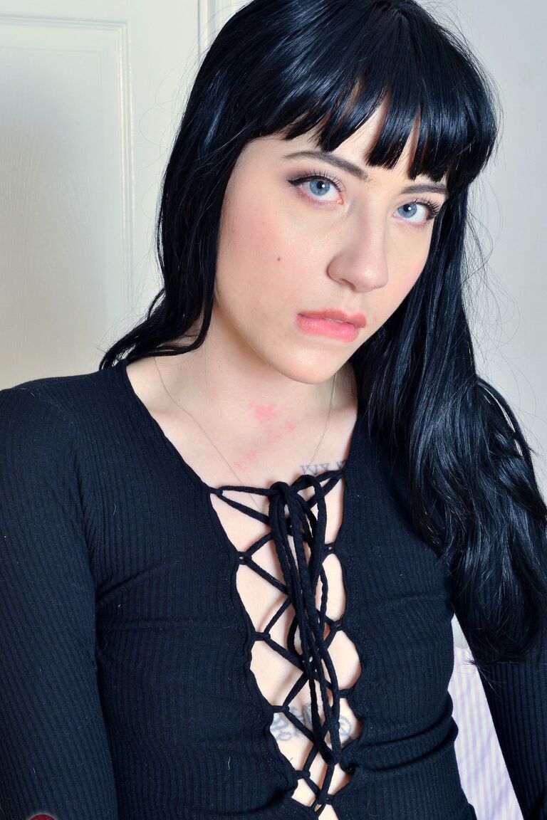 21P Charlotte Sartre, une fille aux cheveux corbeau, dévoile son corps tatoué et ses trous roses