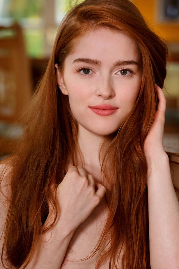18P La pelirroja natural Jia Lissa flexiona su flexible cuerpo adolescente durante poses desnudas en solitario