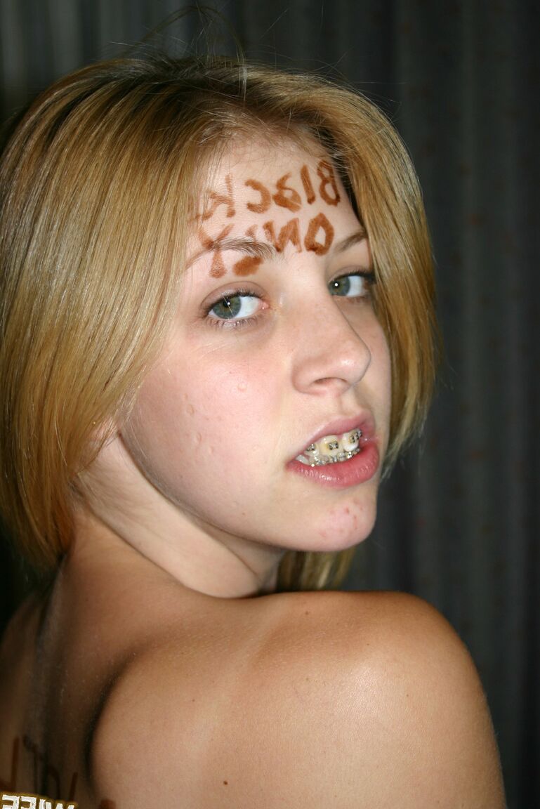 19P Die junge blonde Schlampe Leah Luv schlingt ihren mit Zahnspangen geschmückten Mund um einen schwarzen Schwanz