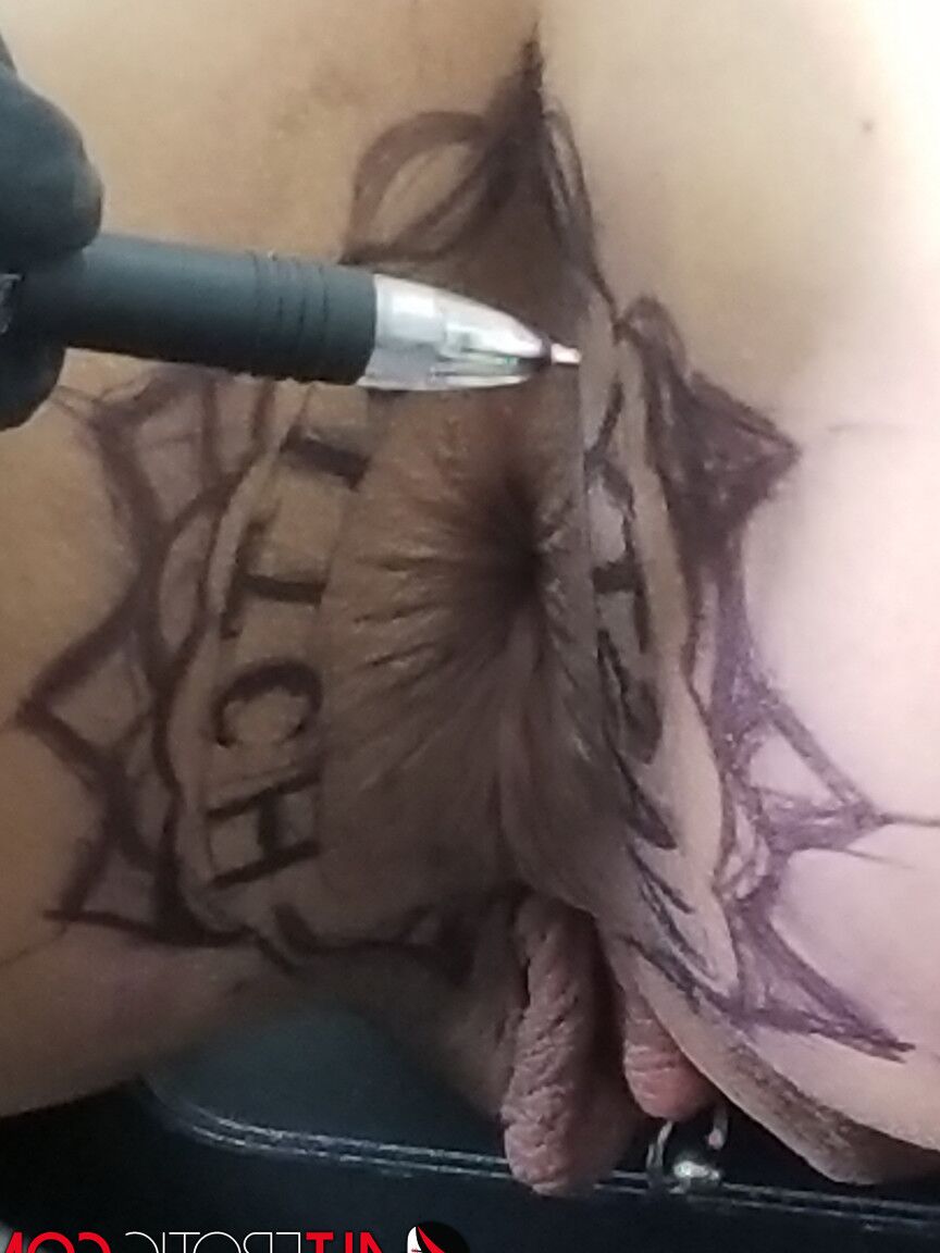16P La latina Kitty Jaguar se hace un tatuaje en el trasero antes de ser follada