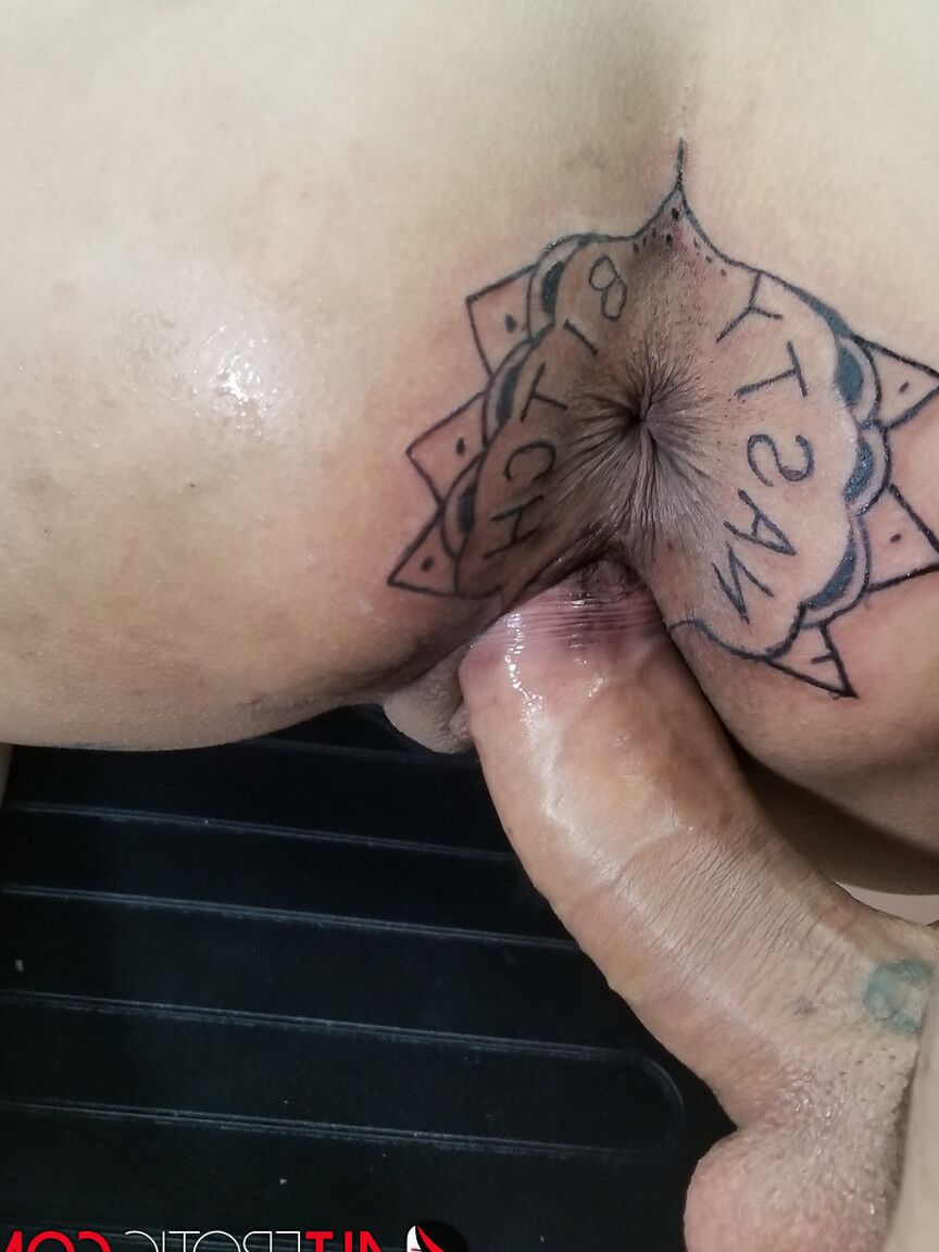 16P La latina Kitty Jaguar se hace un tatuaje en el trasero antes de ser follada