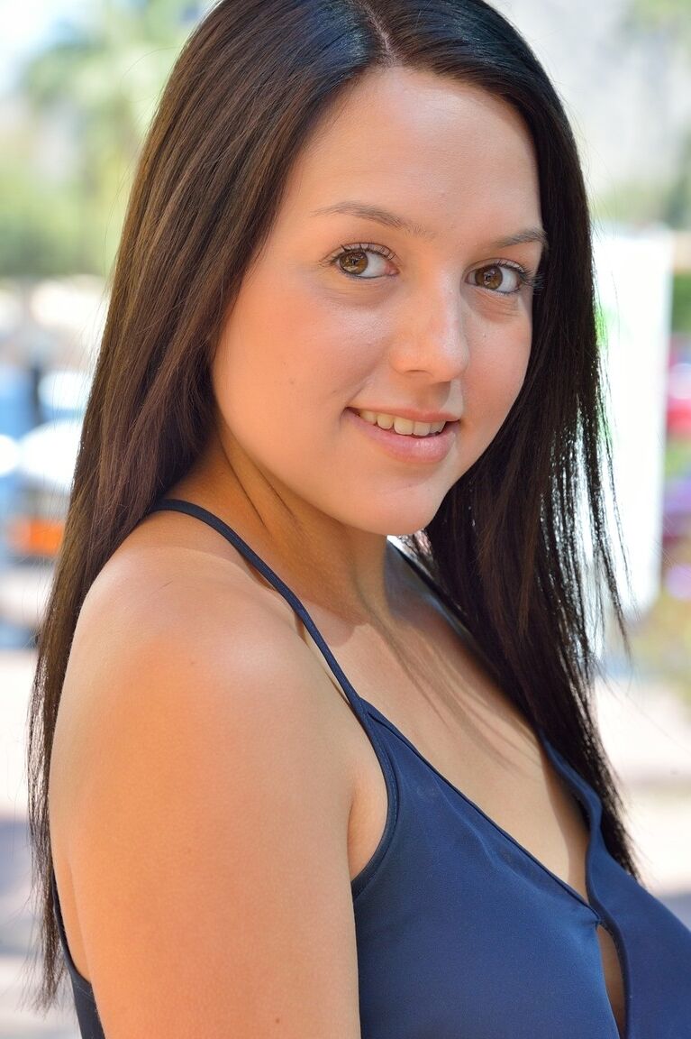 21P Hot babe Leanna spreads her shaved long labia & flashes her nipples in public