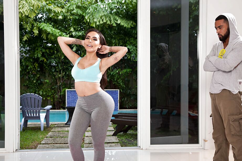 16P Mami morena con curvas Lela Star a la que le arrancan los pantalones de yoga para tener sexo