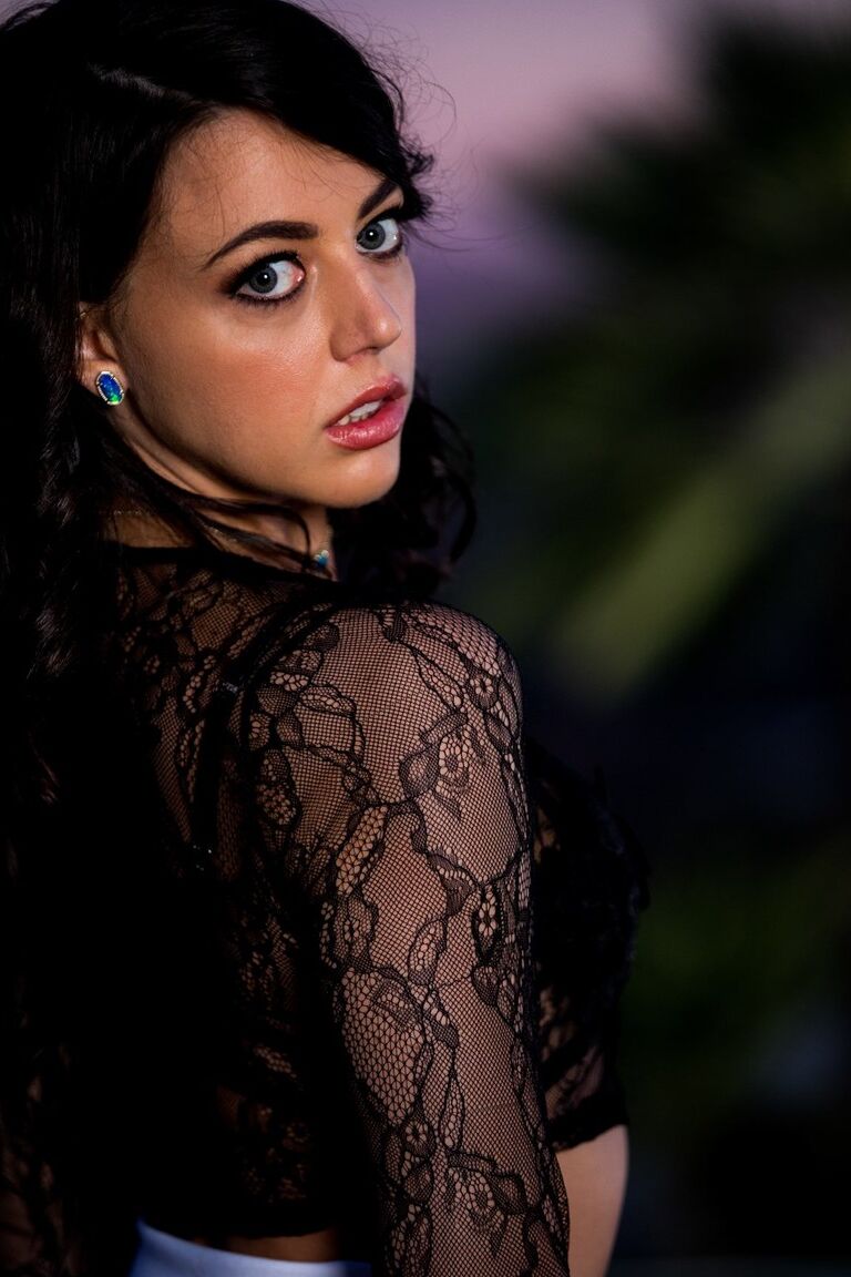 21P Tiny boobed pornstar Whitney Wright levando um monstruoso dong preto em sua buceta