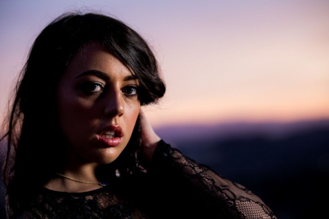 21P Tiny boobed pornstar Whitney Wright levando um monstruoso dong preto em sua buceta