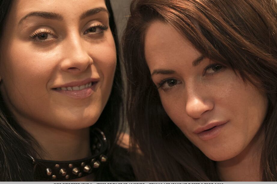 16P Une lesbienne à collier se masturbe sa belle chatte sur un plancher de bois franc