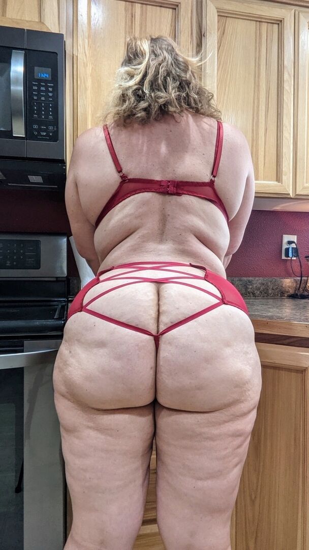 16P La tetona amateur Kris Ann enseña sus grandes tetas y su culo en la cocina