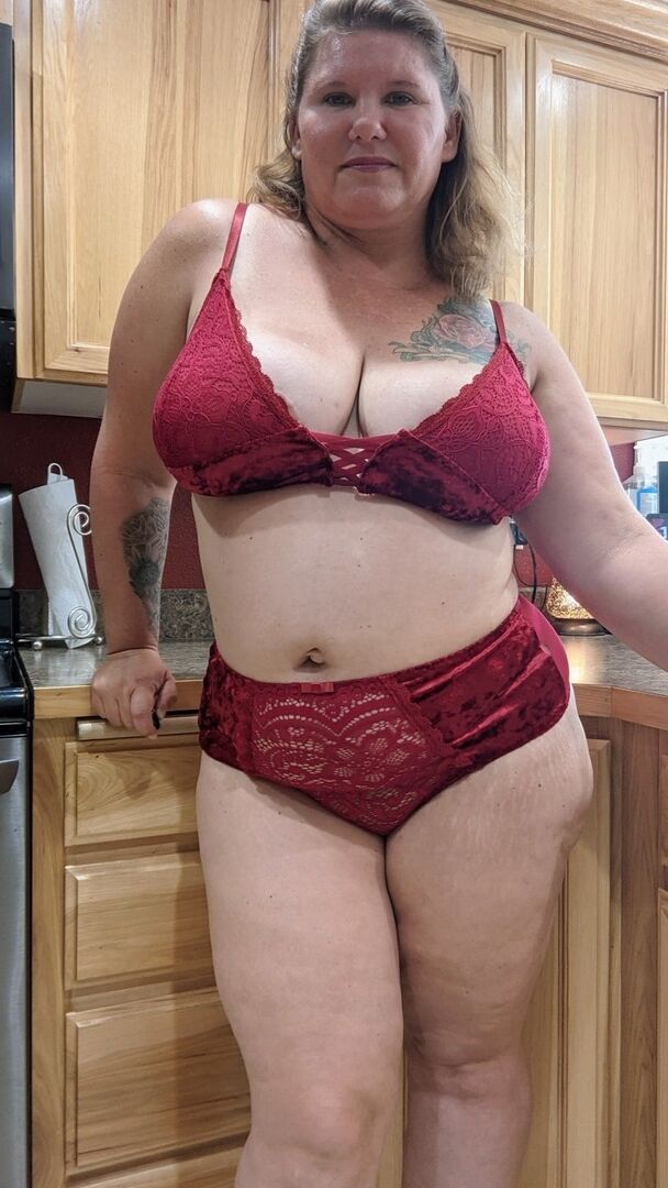 16P La tetona amateur Kris Ann enseña sus grandes tetas y su culo en la cocina