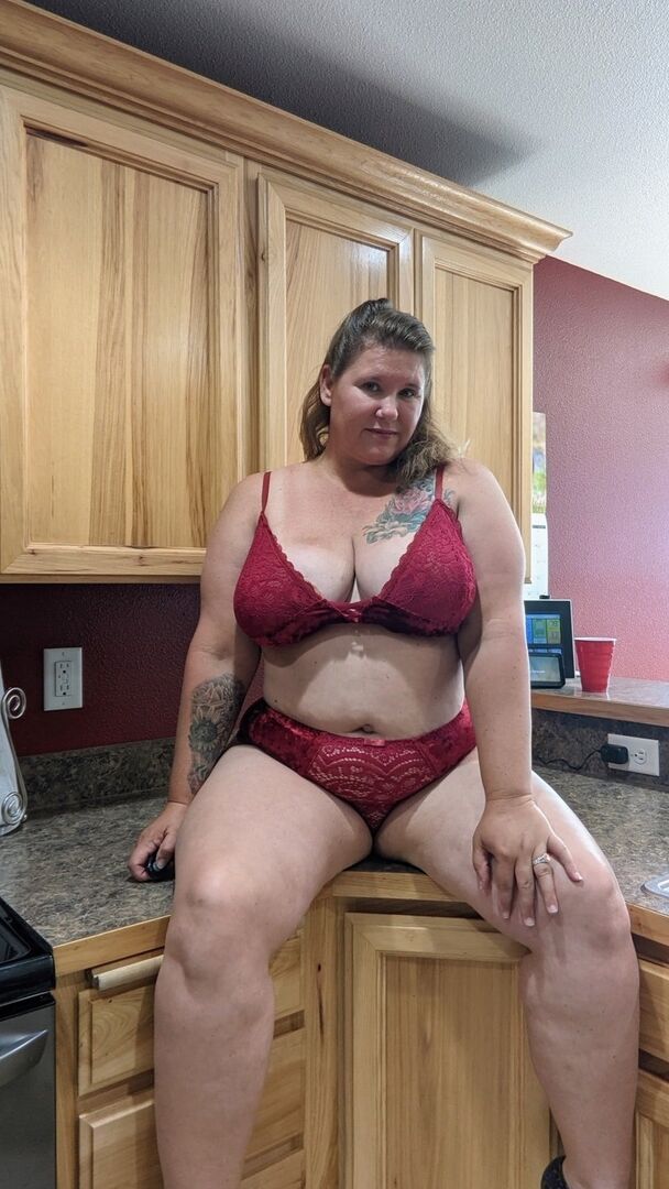 16P La tetona amateur Kris Ann enseña sus grandes tetas y su culo en la cocina