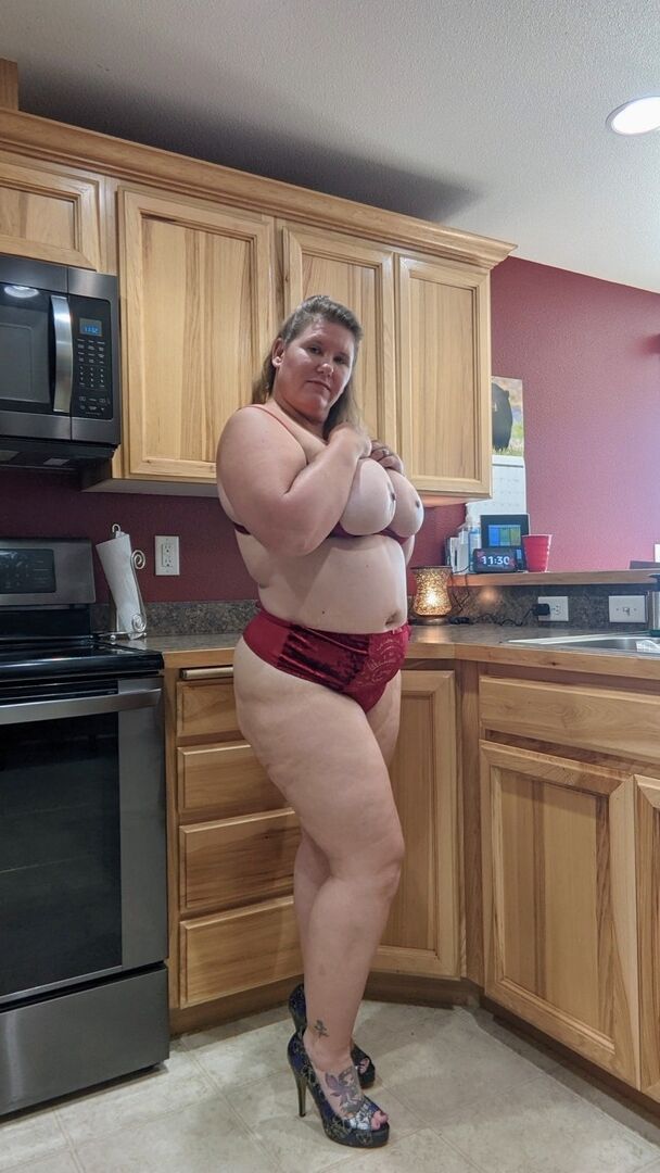 16P La tetona amateur Kris Ann enseña sus grandes tetas y su culo en la cocina