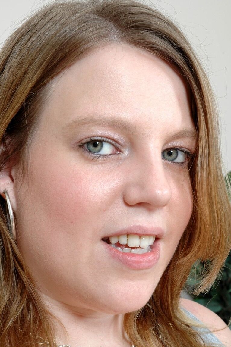 21P Mulher gordinha Amber mostra seus peitos grandes e flácidos