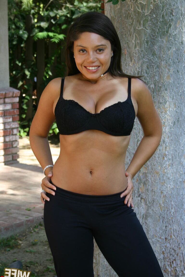 17P Sacanagem MILF Luccia marcada como amante de pau preto