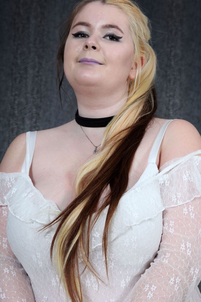 21P A adolescente gordinha Charline expõe lentamente sua barriga grande e bunda em um solo