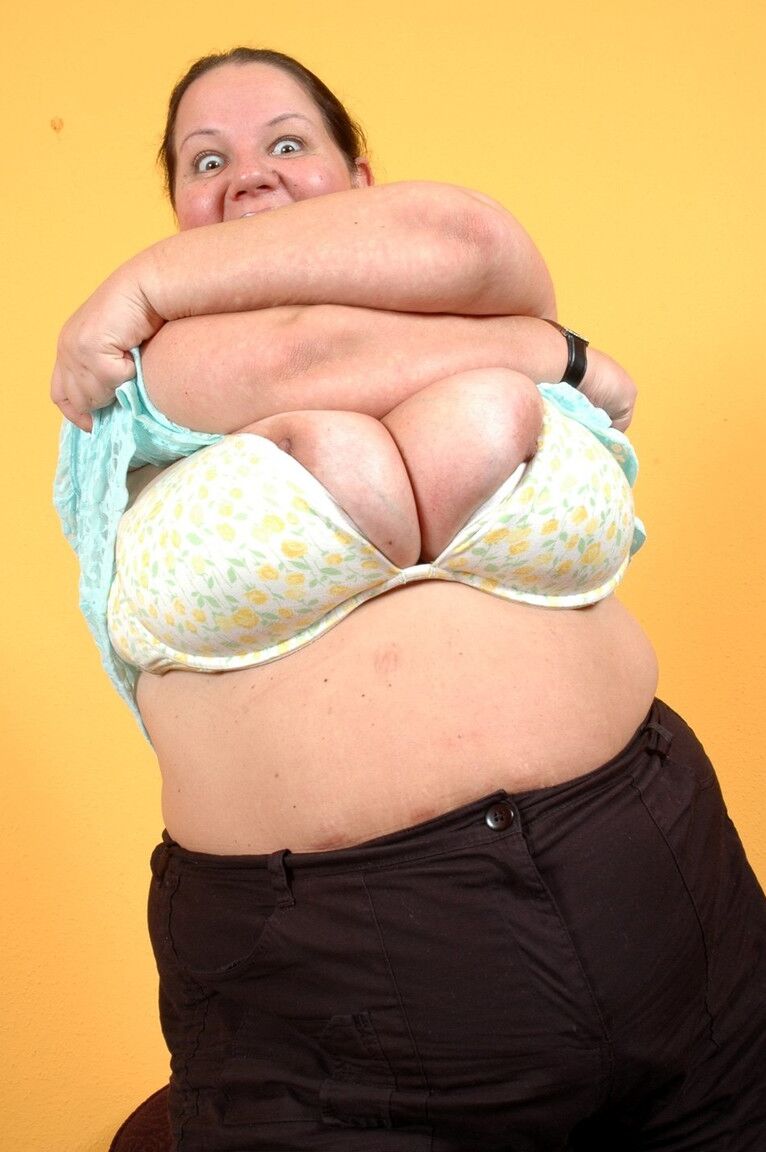 21P Amador BBW Wonder Tracy fica nua para mostrar seus seios muito grandes