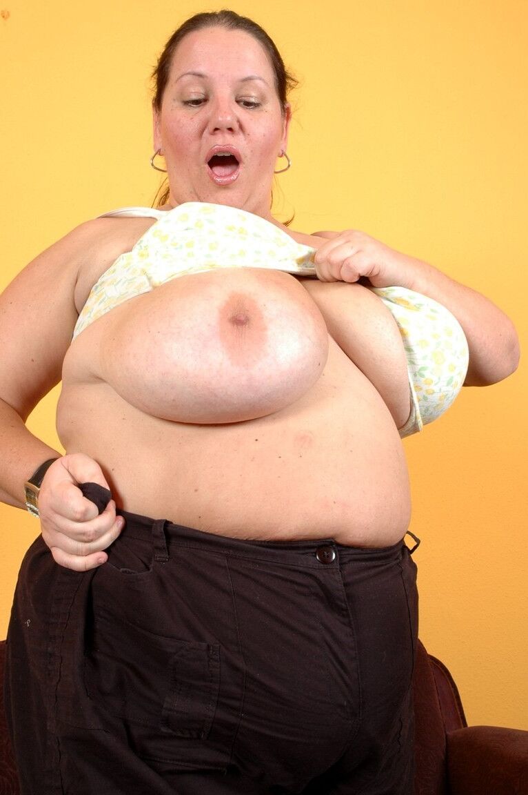 21P Amador BBW Wonder Tracy fica nua para mostrar seus seios muito grandes