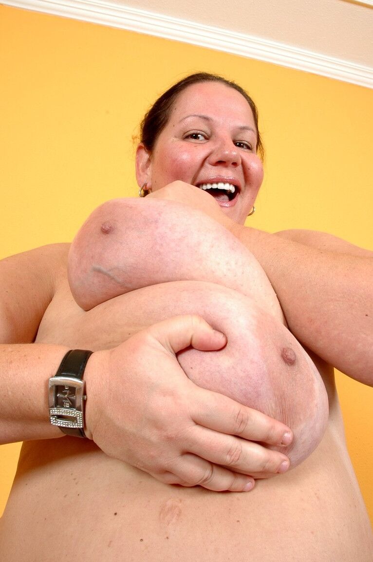 21P Amador BBW Wonder Tracy fica nua para mostrar seus seios muito grandes