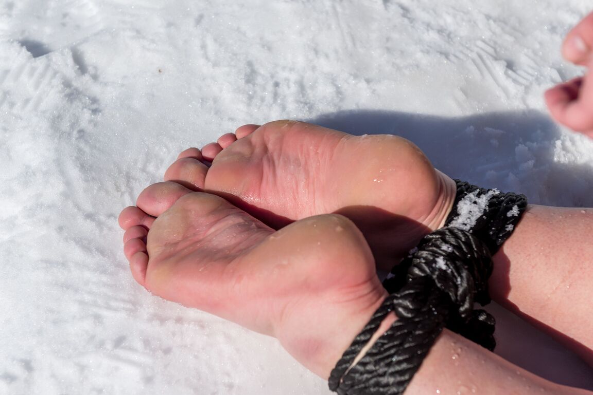 12P Natasha gefesselt im SchneeBarfuß,Bondage,Fußfetisch