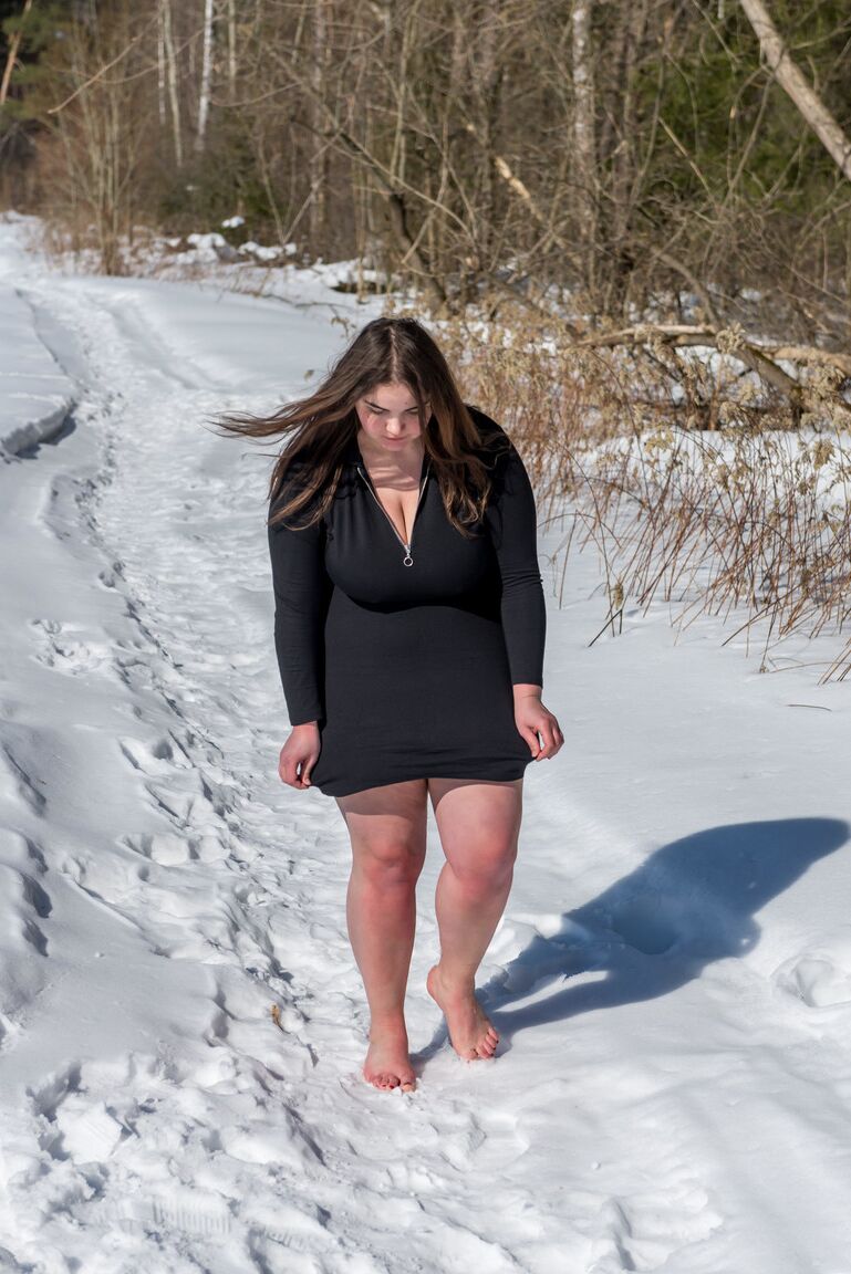 12P Natasha gefesselt im SchneeBarfuß,Bondage,Fußfetisch