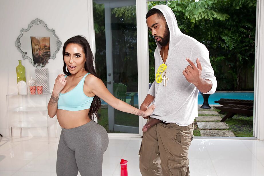 15P Vagabunda latina de fundo grande Lela Star dando bj ao ar livre em calças de spandex