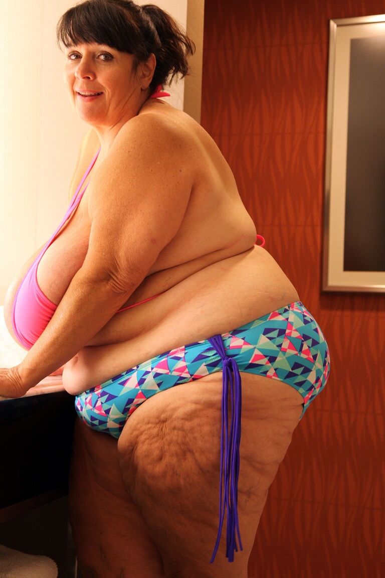 21P Amadora BBW Suzie Q lavando seus seios naturais bronzeados extra grandes