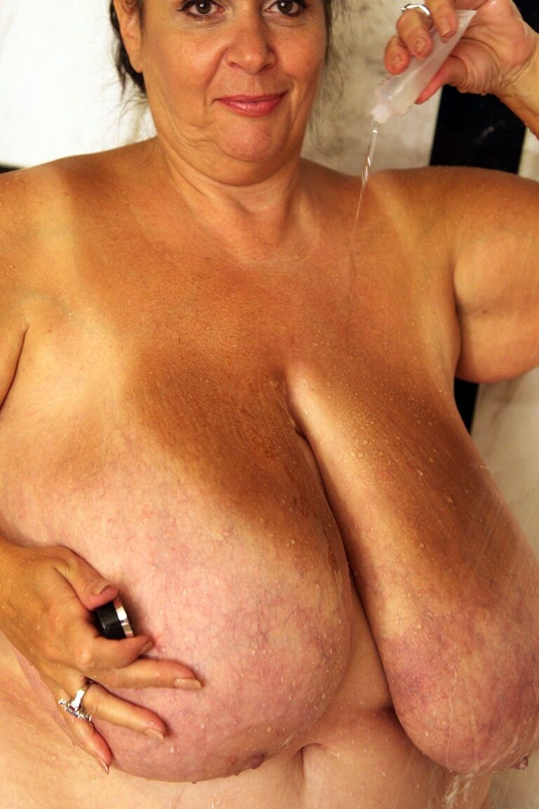 21P Amadora BBW Suzie Q lavando seus seios naturais bronzeados extra grandes
