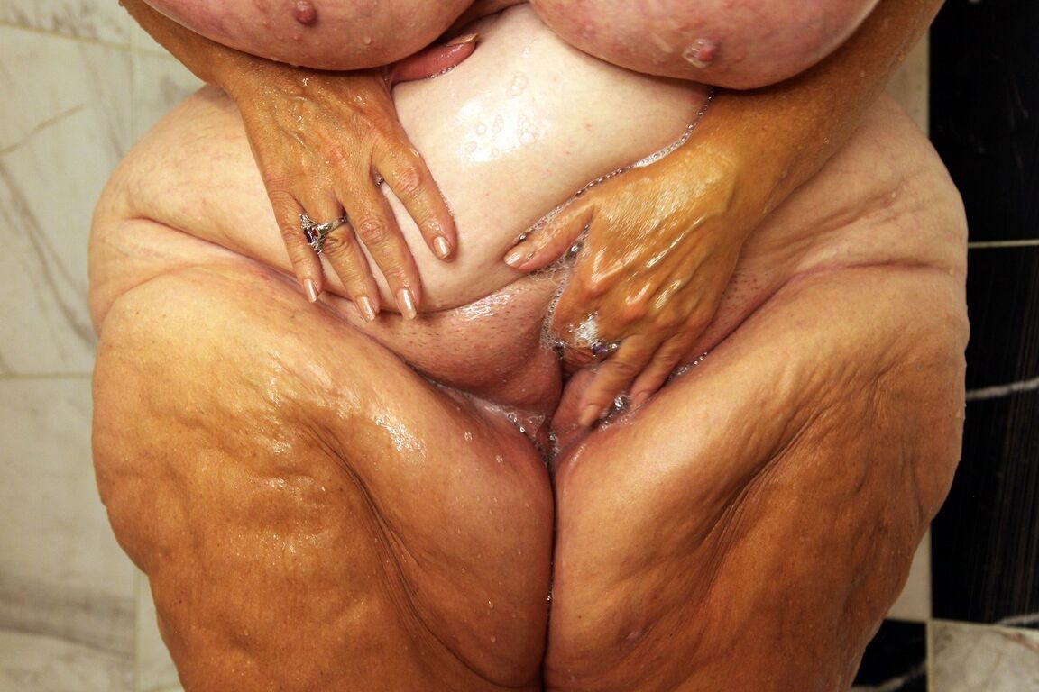 21P Amadora BBW Suzie Q lavando seus seios naturais bronzeados extra grandes