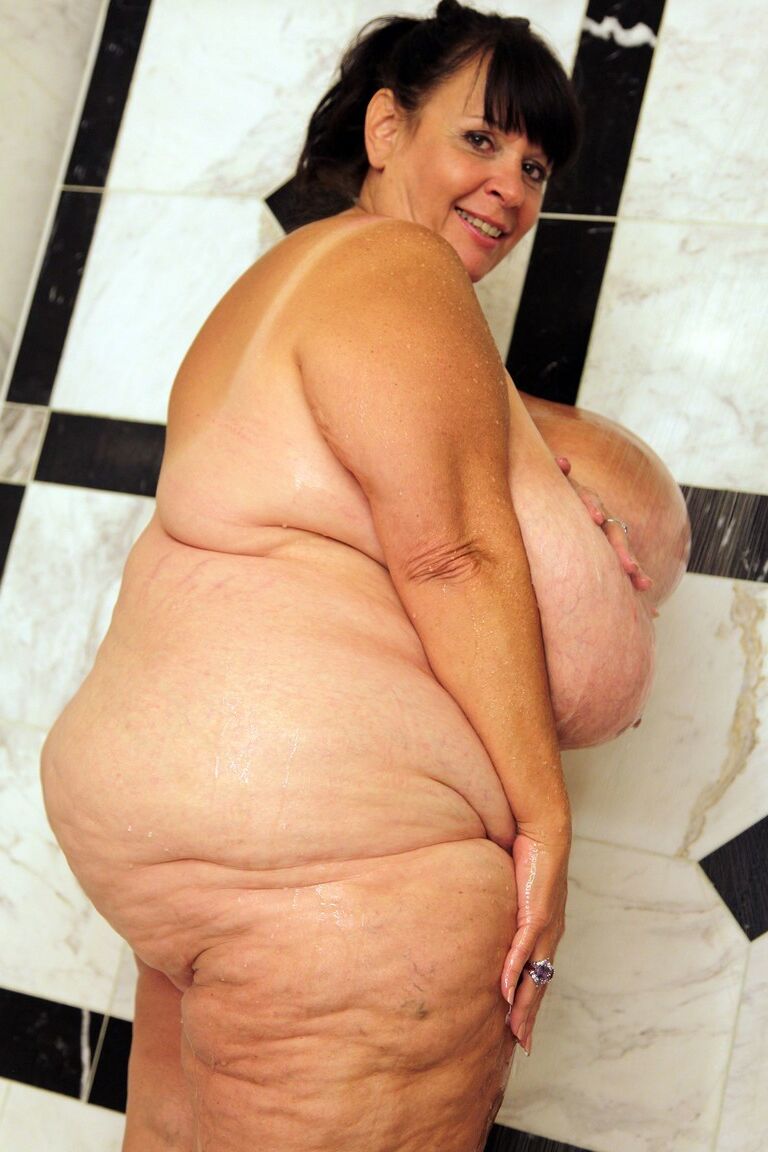 21P Amadora BBW Suzie Q lavando seus seios naturais bronzeados extra grandes