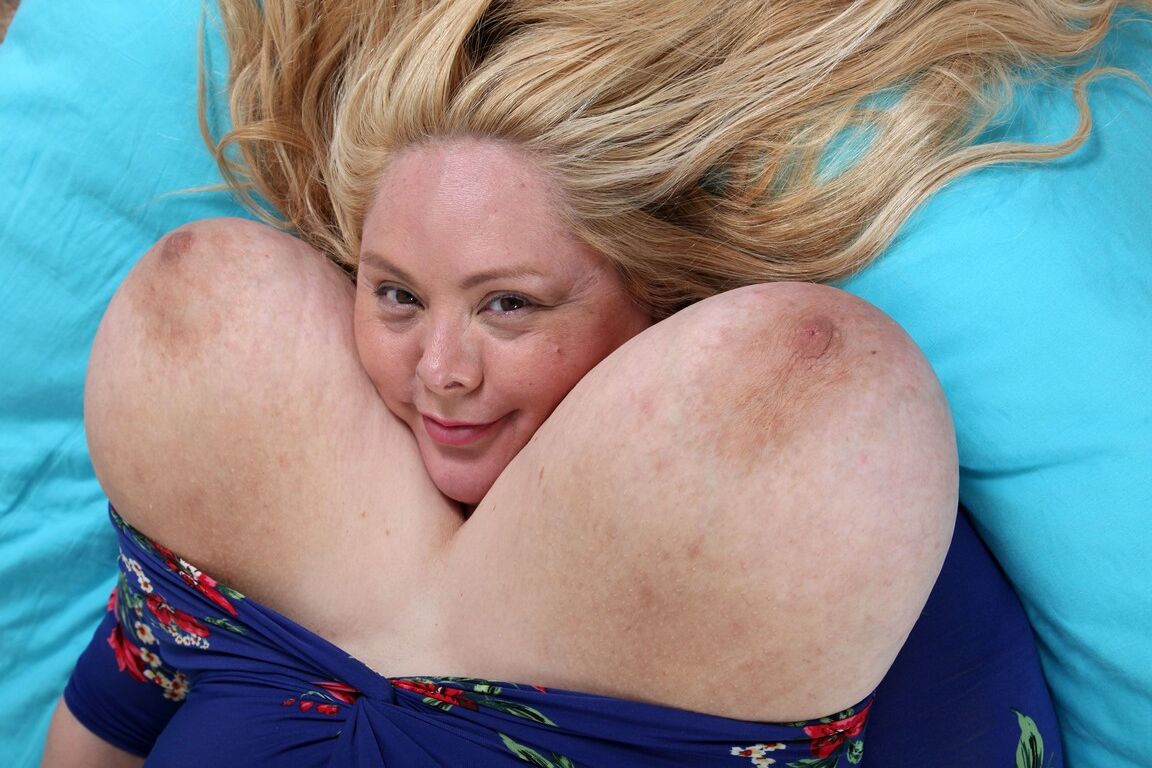 20P La madura rubia gordita Dalila mostrando sus enormes tetas naturales en la cama