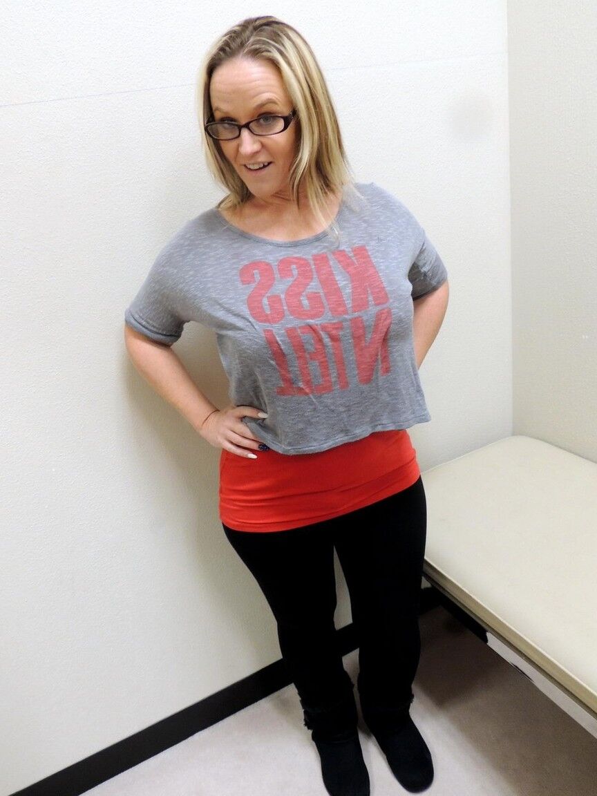 10P Amateur BBW Dee Siren exposes her big butt afore a dressing room mirror
