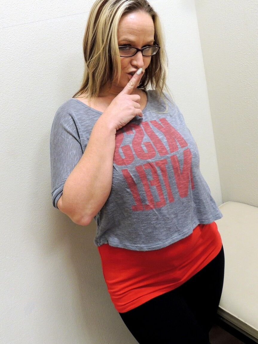 10P Amateur BBW Dee Siren exposes her big butt afore a dressing room mirror
