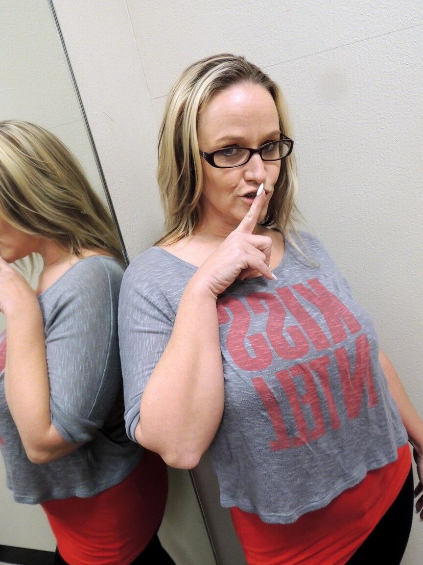 10P Amateur BBW Dee Siren exposes her big butt afore a dressing room mirror