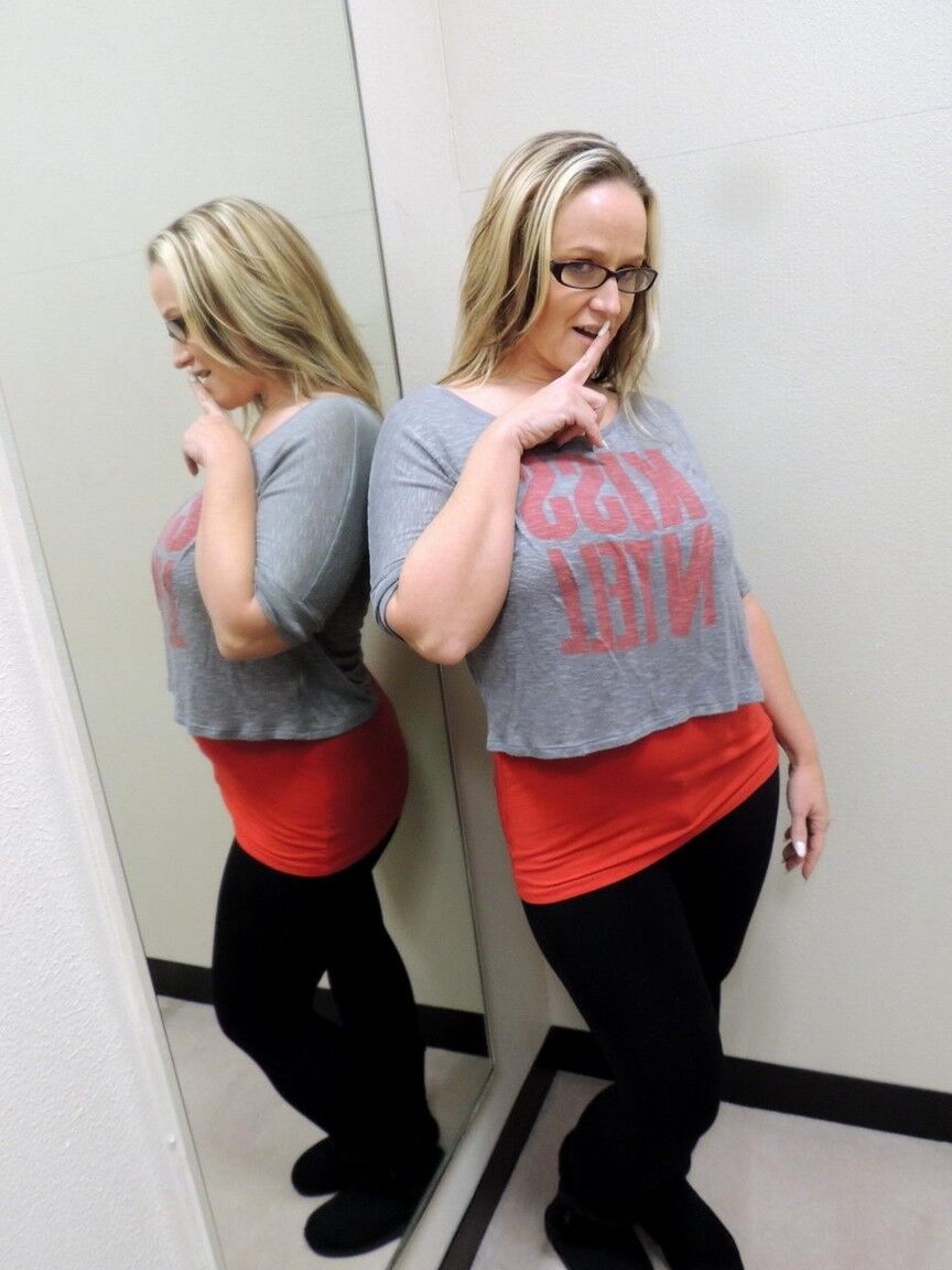 10P Amateur BBW Dee Siren exposes her big butt afore a dressing room mirror