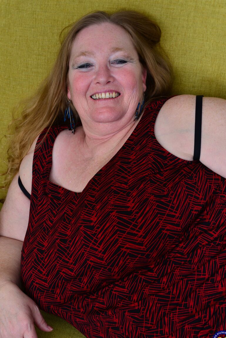 21P Madura BBW Lindy Lust haciendo alarde de sus tetas extra grandes