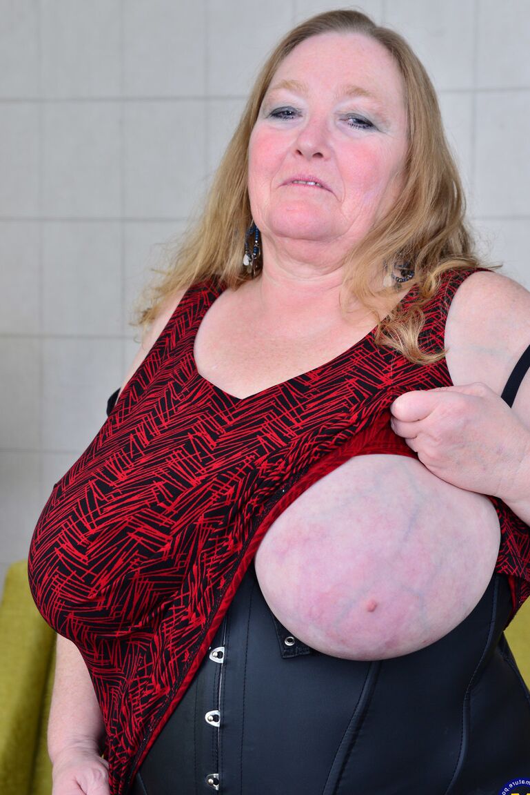 21P Madura BBW Lindy Lust haciendo alarde de sus tetas extra grandes