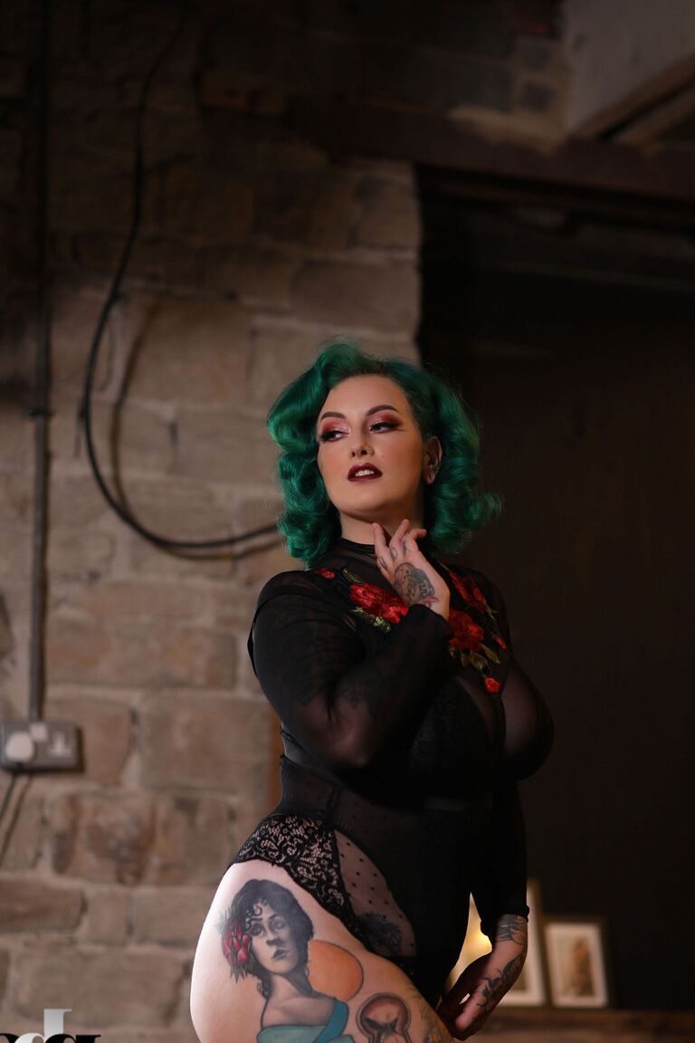 21P La gordita modelo de pelo verde Galda Lou revela sus monstruosas curvas tatuadas