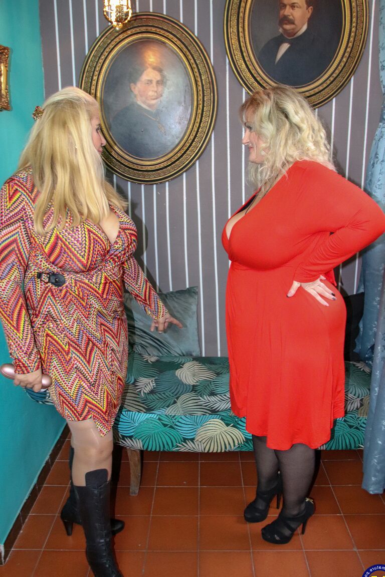 Die 21P geile BBW-Lesbe Sophia Lola trifft sich mit einer fetten MILF zum Muschilecken