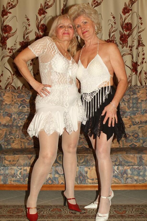 21P Des grand-mères blondes se livrent à des préliminaires lesbiens sur un canapé
