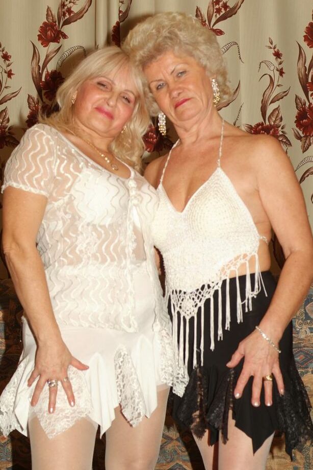 21P Des grand-mères blondes se livrent à des préliminaires lesbiens sur un canapé