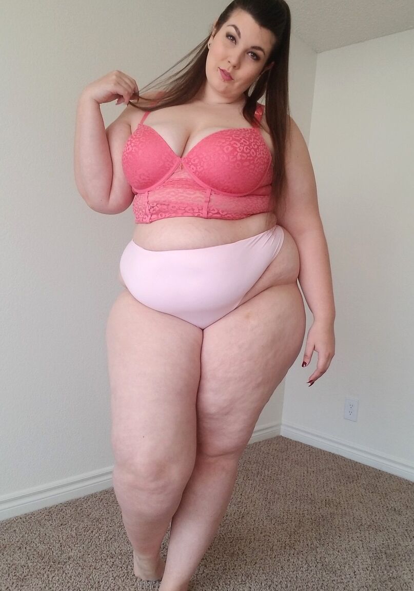 19P Impressionante MILF gorda Lady Sublime exibindo seus peitos grandes