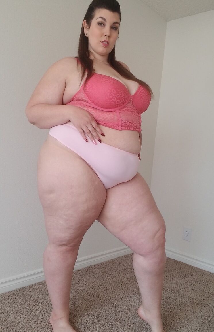19P Impressionante MILF gorda Lady Sublime exibindo seus peitos grandes