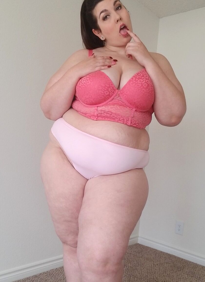 19P Impressionante MILF gorda Lady Sublime exibindo seus peitos grandes