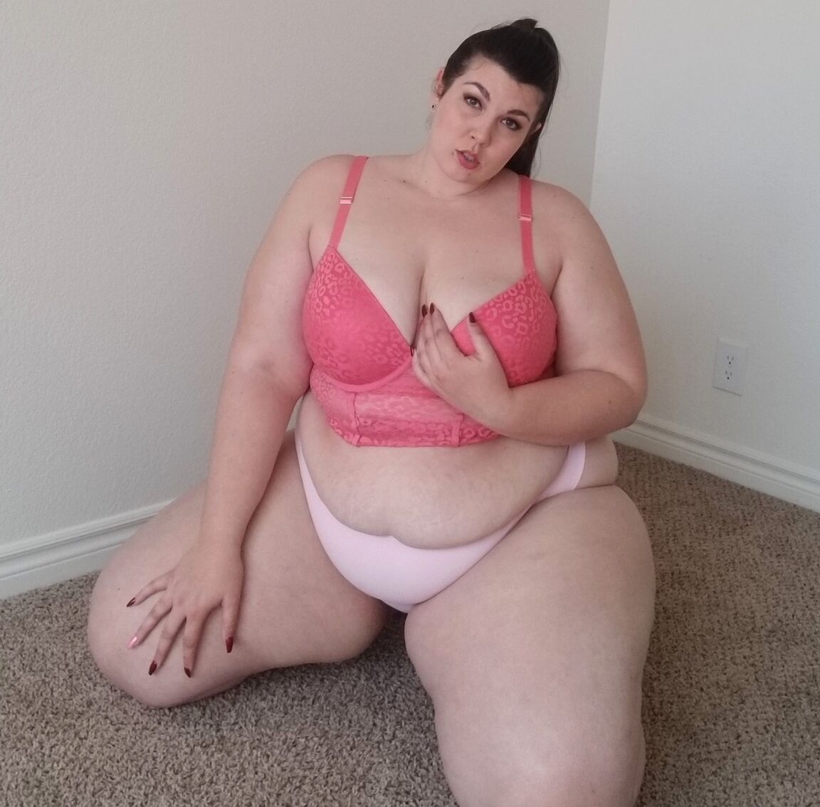 19P Impressionante MILF gorda Lady Sublime exibindo seus peitos grandes
